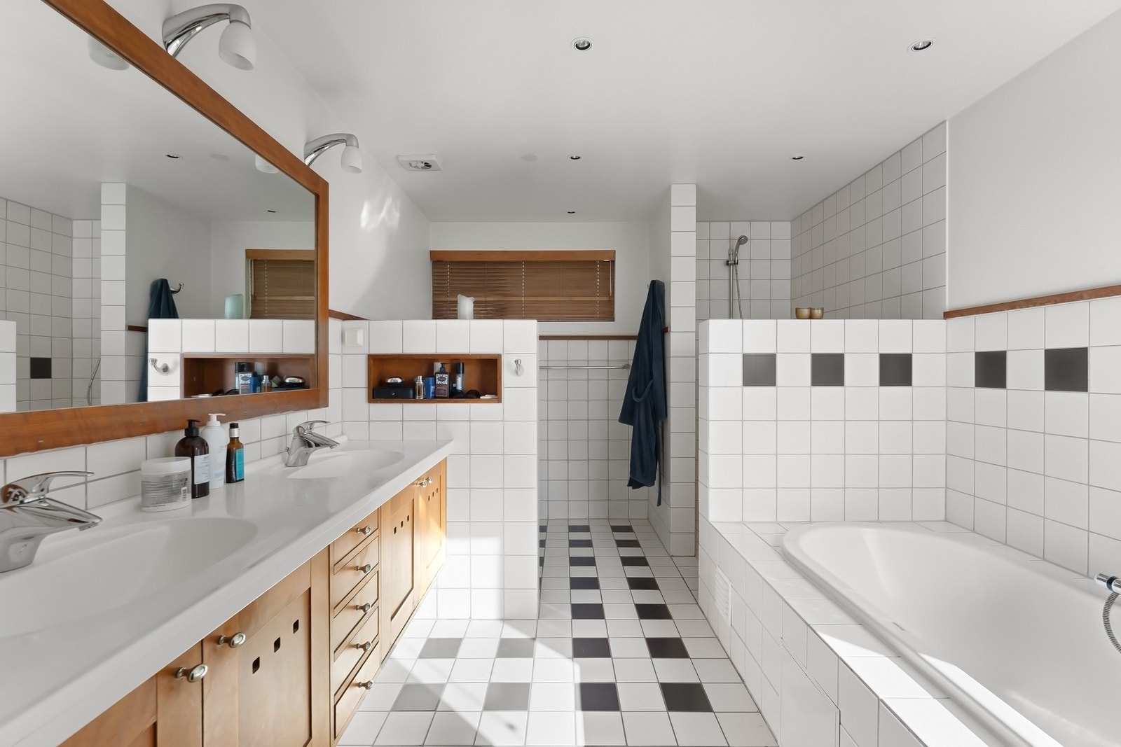 Flislagt bad med adkomst fra hovedsoverommet. Galleribilde