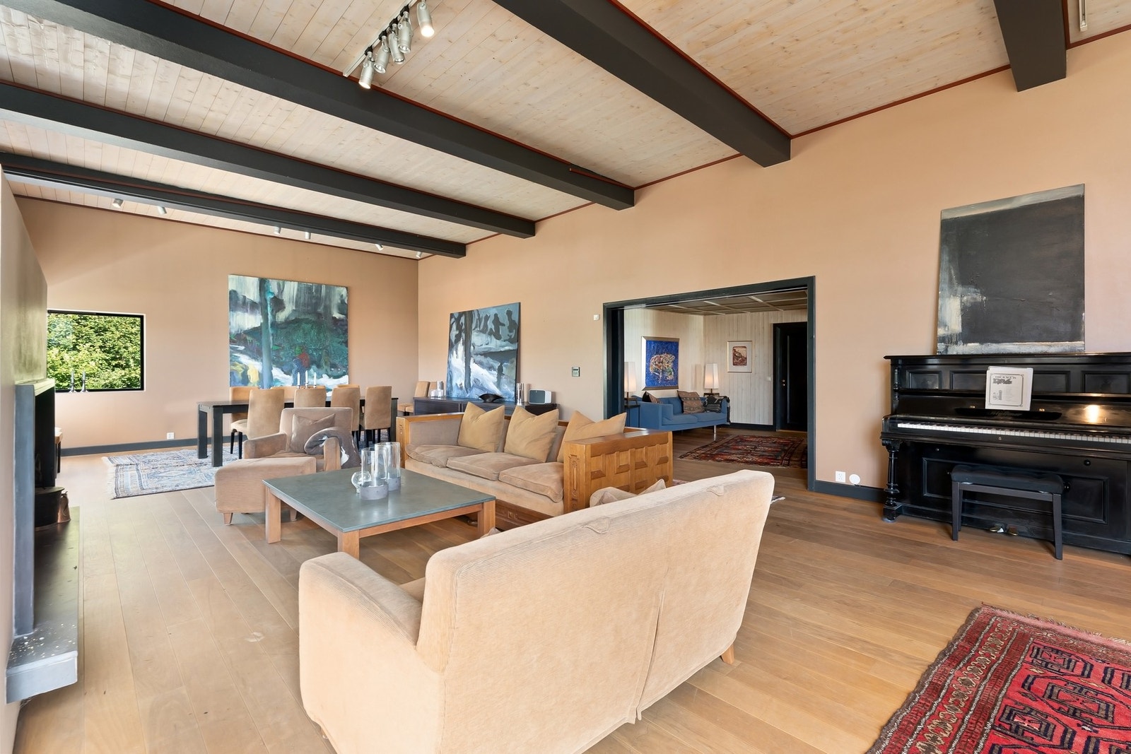 Lun varme fra peis, perfekt for høst- og vinterdager. Galleribilde