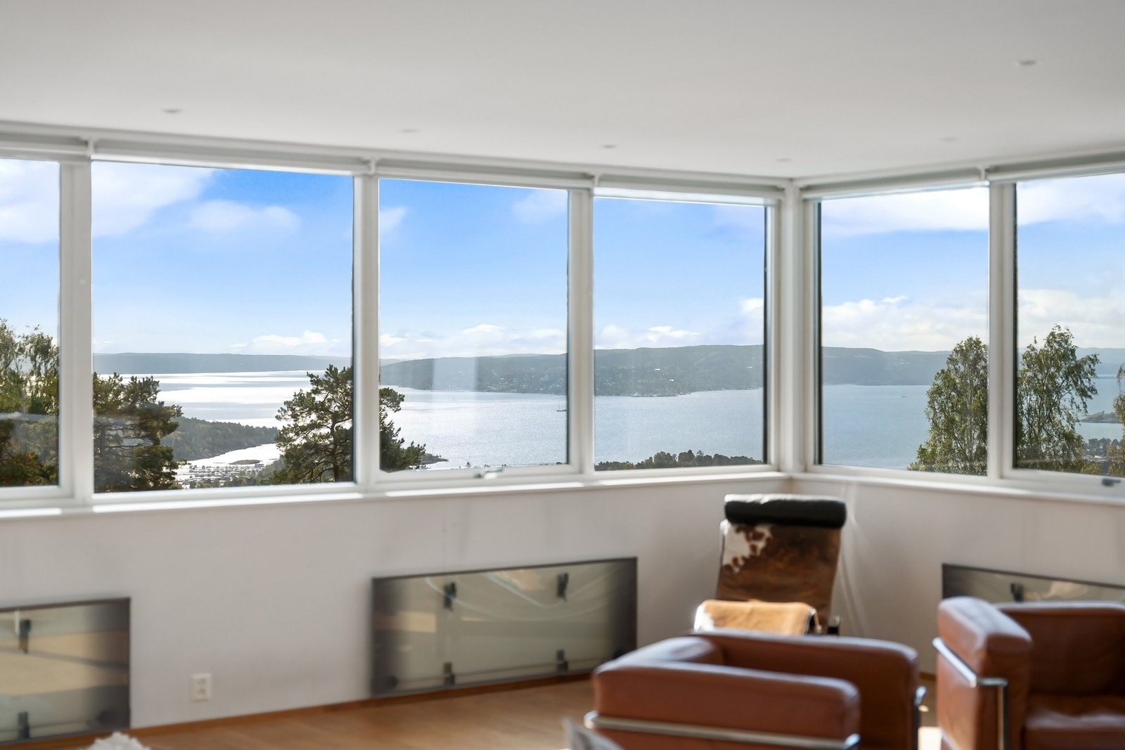 Fra stuen får du en spektakulær utsikt over fjorden. Galleribilde