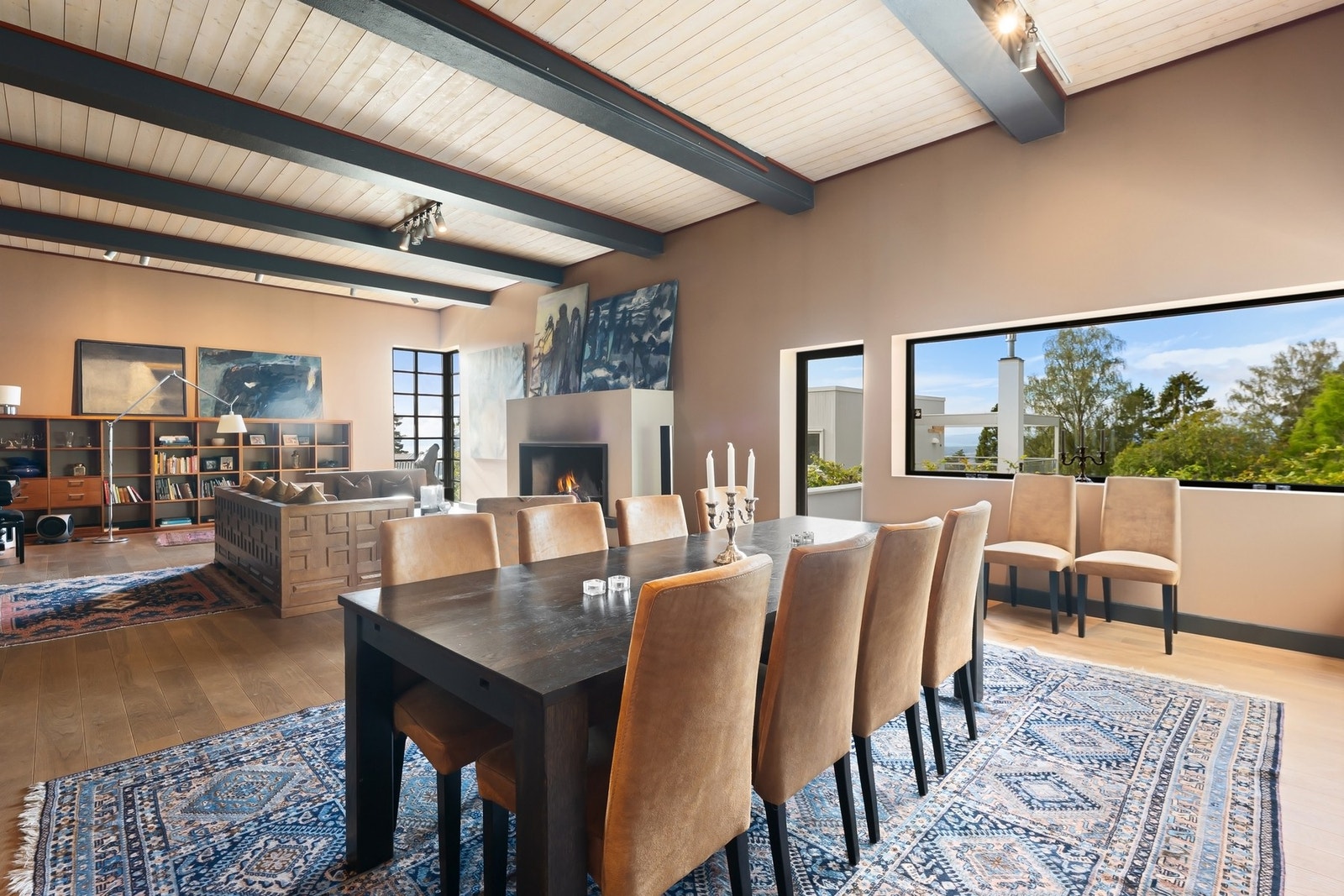 De store vindusflatene gir godt med lysinnslipp. Galleribilde