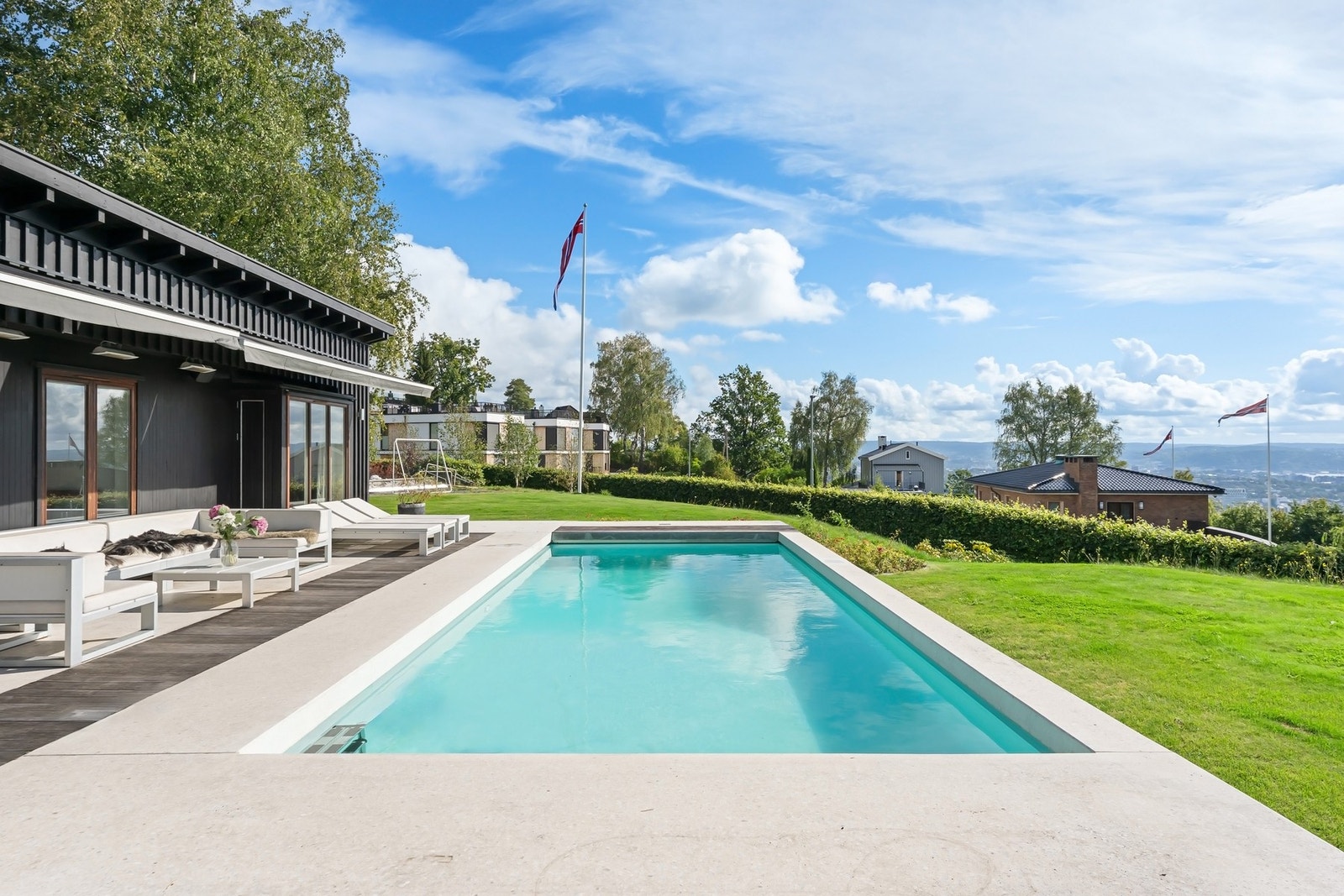 Med flere terrasser, bassengområde og hage er dette et sted som innbyr til både rolige stunder og hyggelig samvær på lange, lyse kvelder. Galleribilde