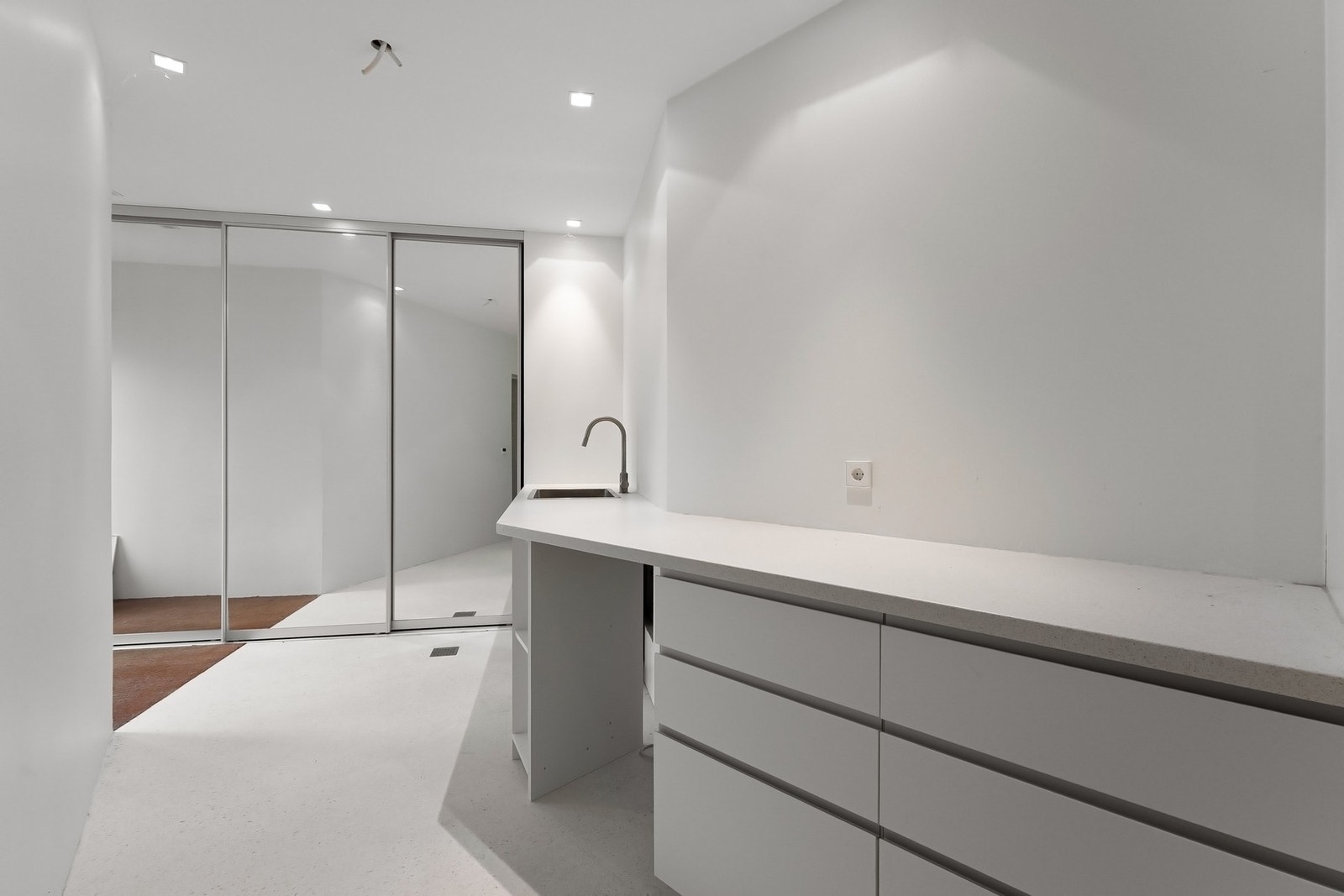 Smart bod med vask og skapplass. Galleribilde