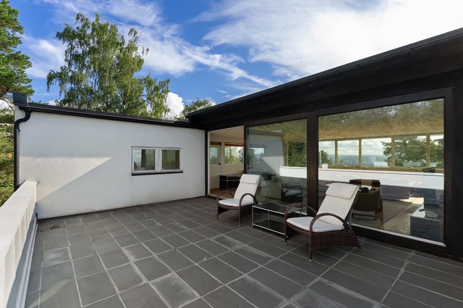 God plass til sosial møblering. Galleribilde