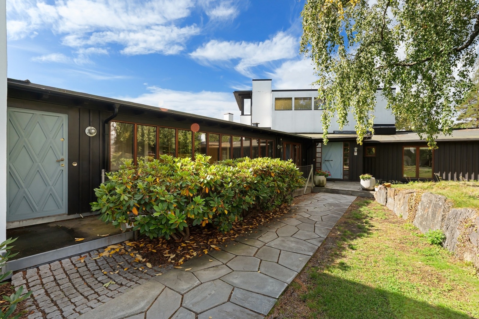 Inngang til hoveddelen av boligen. Eiendommen omfatter også to enheter som i dag leies ut (ikke avbildet). Galleribilde