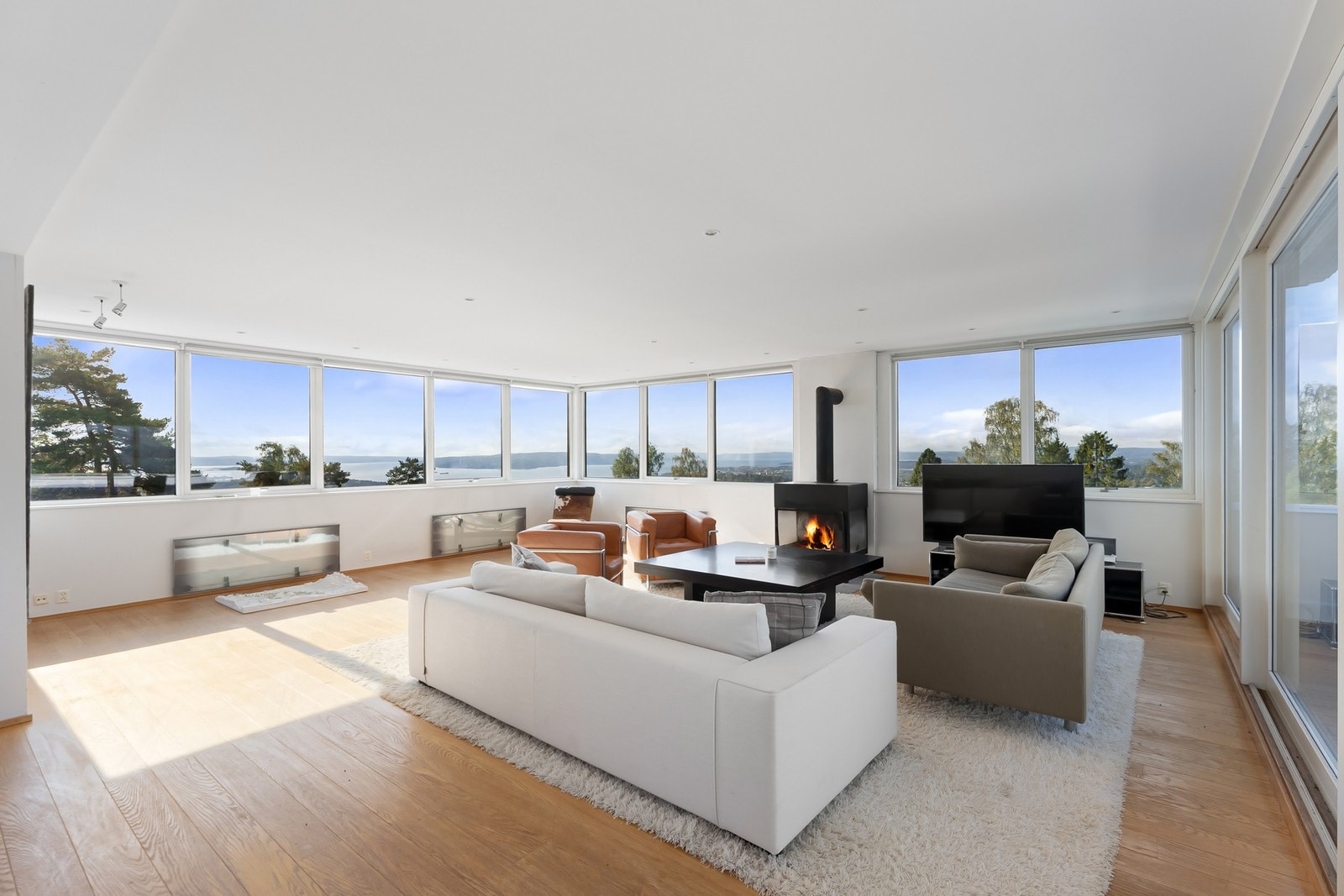 I tilknytning til hovedenheten er det adkomst til en fantastisk stue i 2. etasje med vakker fjordutsikt. Galleribilde