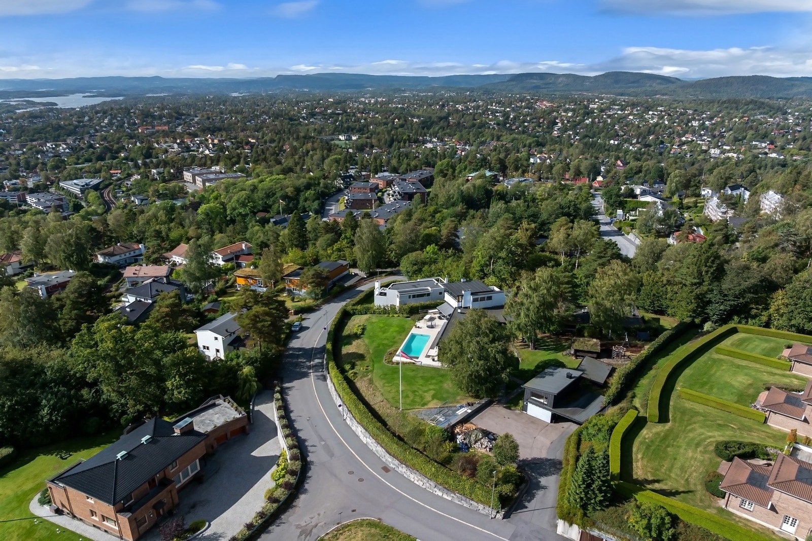 Den høytliggende plasseringen gir en følelse av frihet og skjerming, samtidig som du bor i et av hovedstadens mest ettertraktede villaområder. Galleribilde