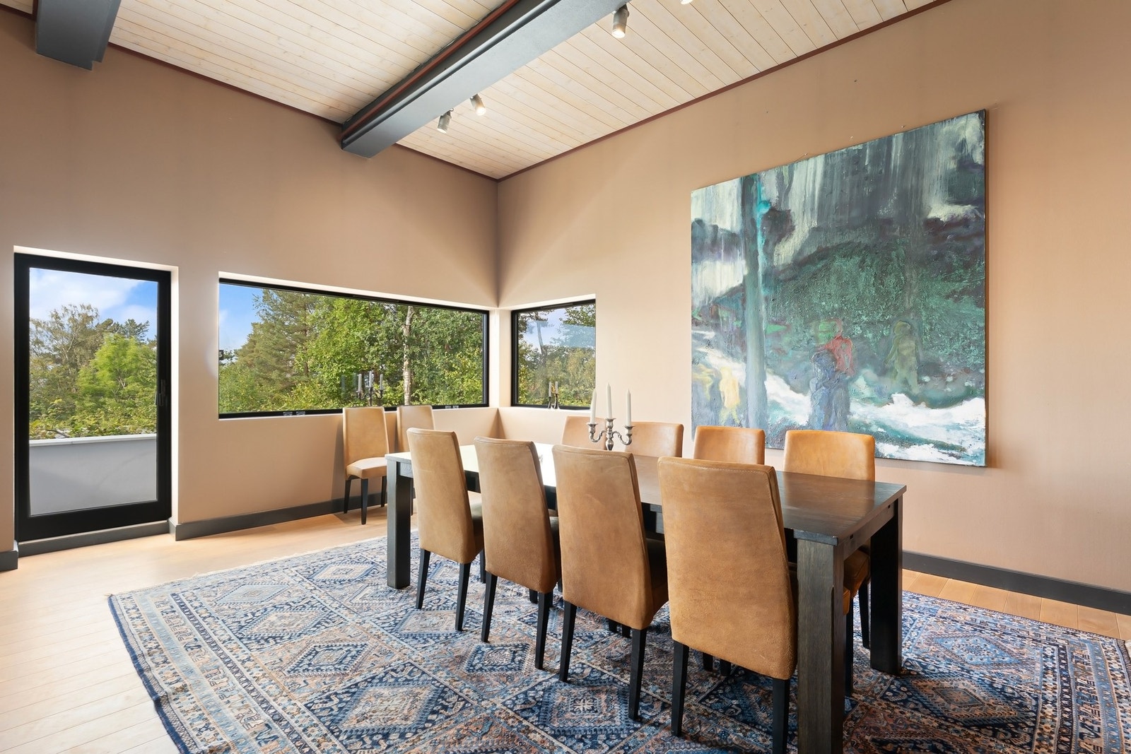 Spisestue med god takhøyde og plass til sosial møblering. Galleribilde