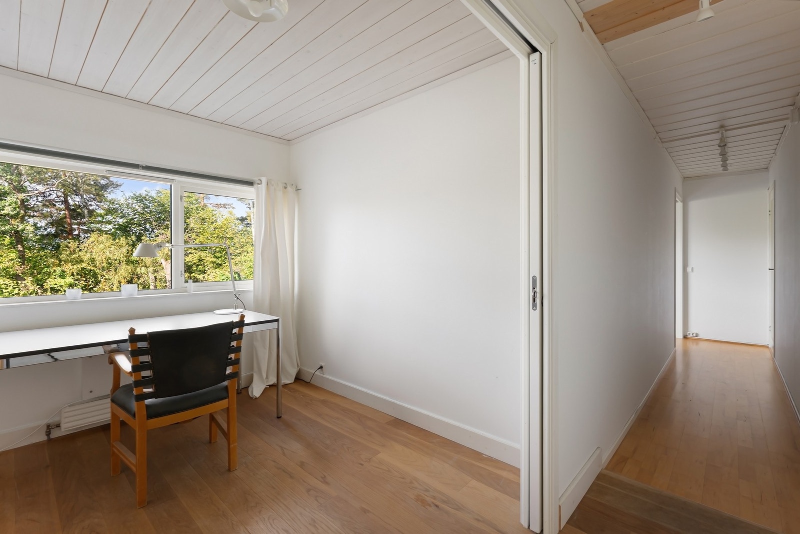 Gang med inngang til kontor. Galleribilde