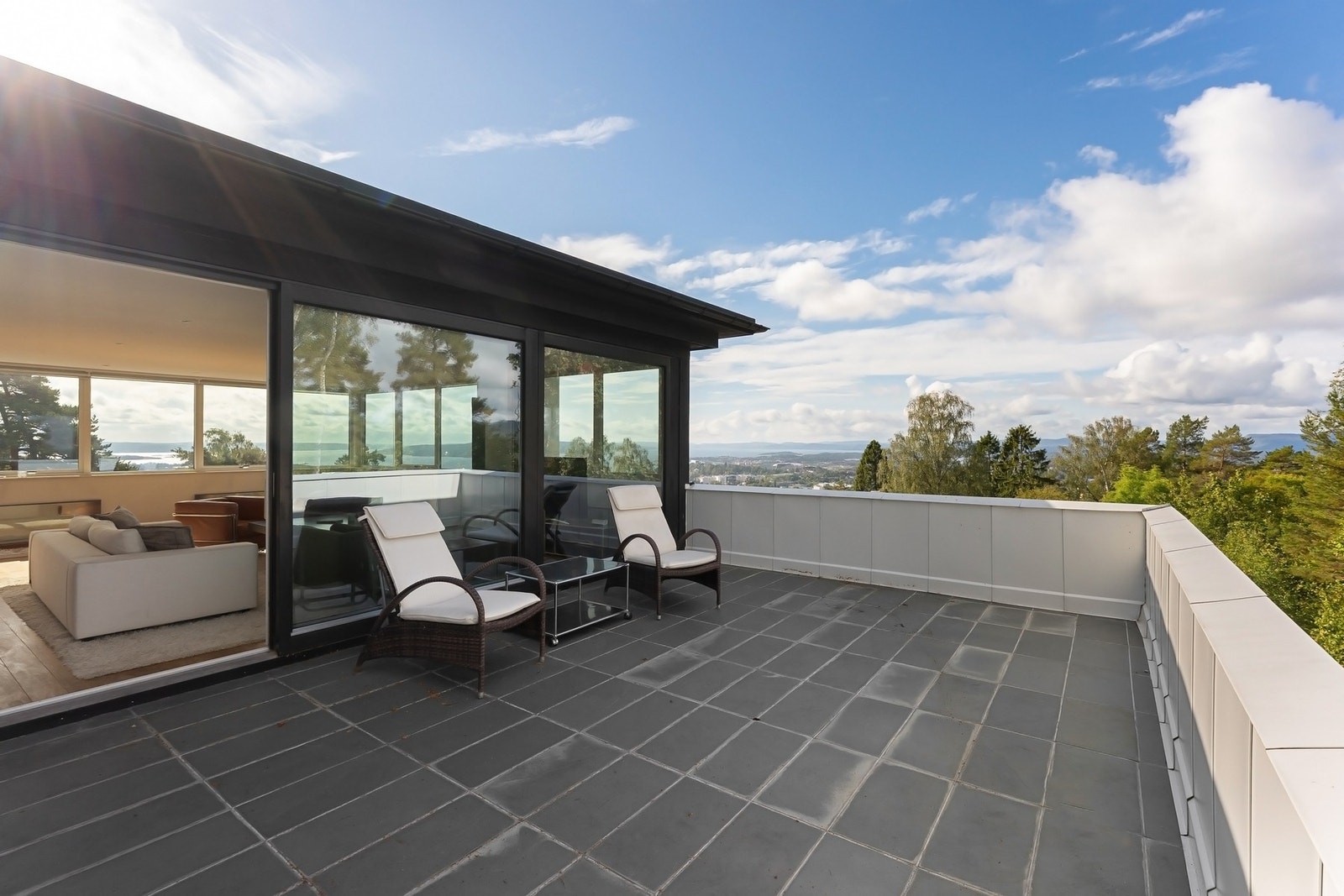 Fra stuen er det utgang til en terrasse. Galleribilde