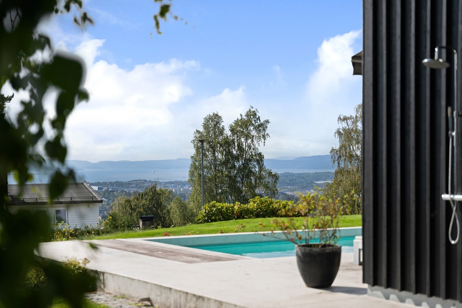 Fra boligens ulike nivåer og uteplasser kan utsikten over by og fjord nytes i full bredde. Galleribilde