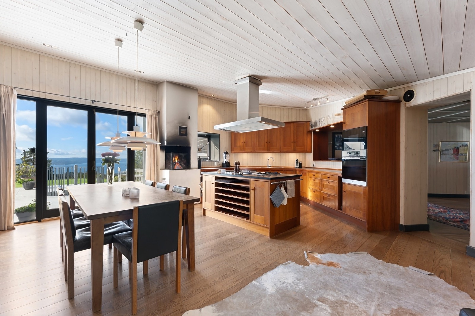 Kjøkken med innredning i profilerte fronter og frittstående kjøkkenøy i samme utførelse. Galleribilde