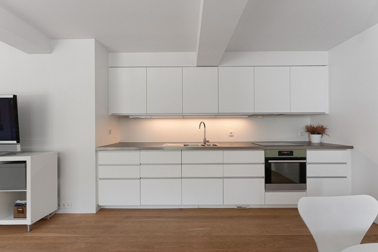 Moderne kjøkken i åpen løsning. Galleribilde