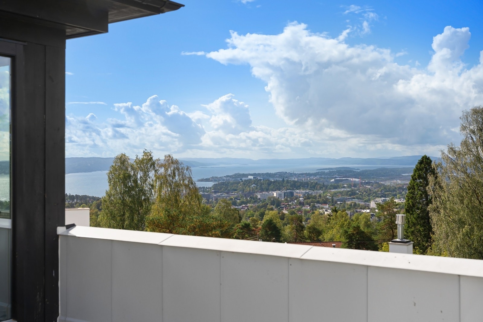 Sjeldent vakker utsikt og by- og fjord. Galleribilde