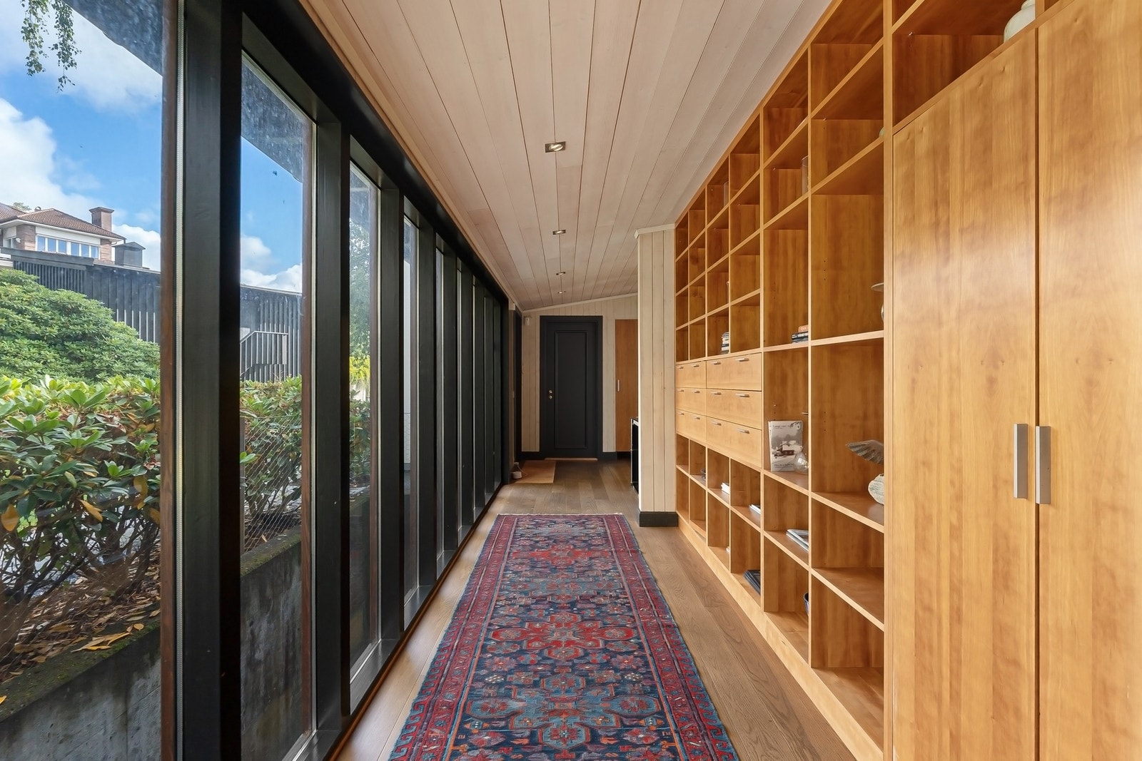 Mellomgang med god oppbevaringsplass. Galleribilde