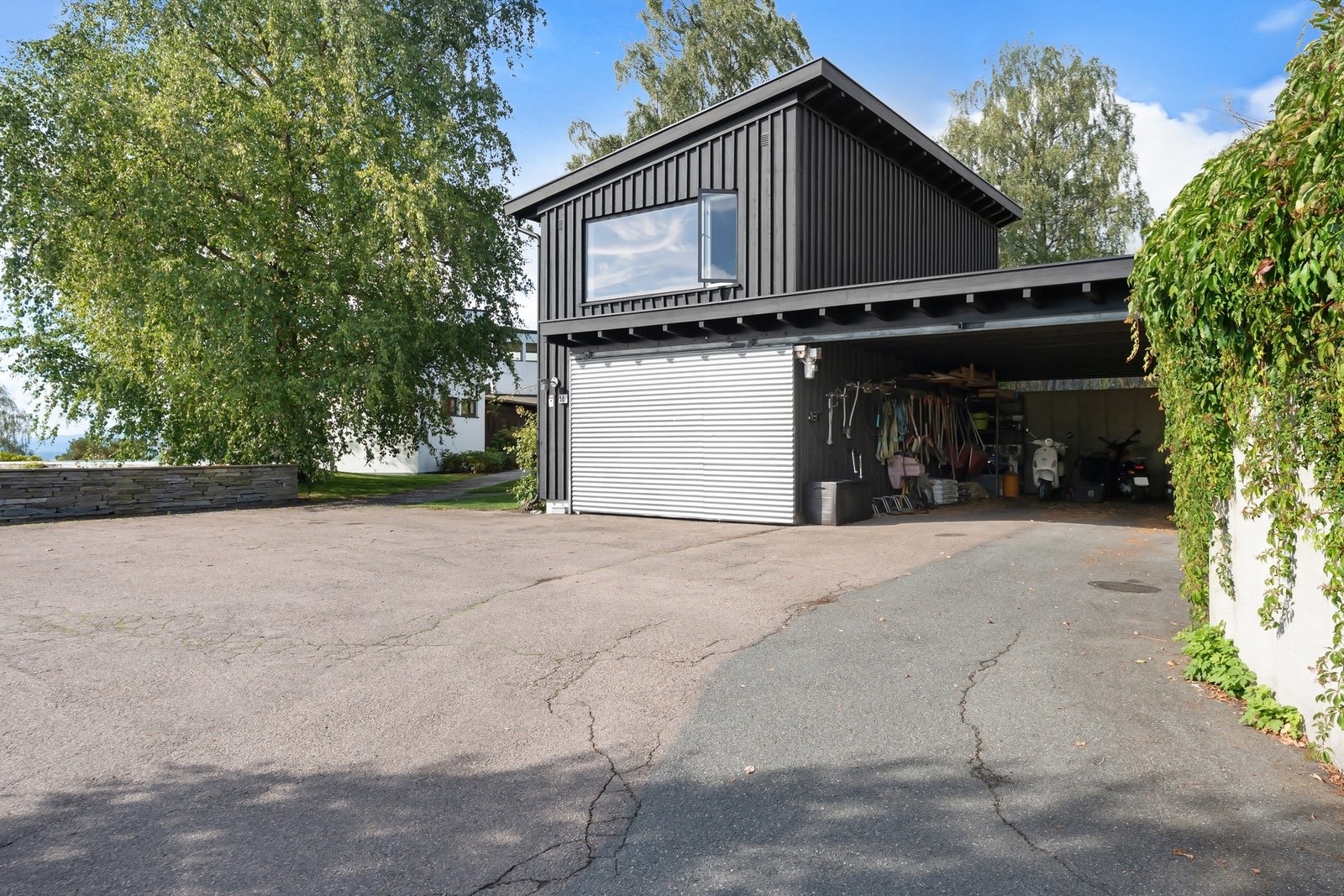 Garasje med tilhørende carport og innredet del i 2. etasje (58D). Galleribilde