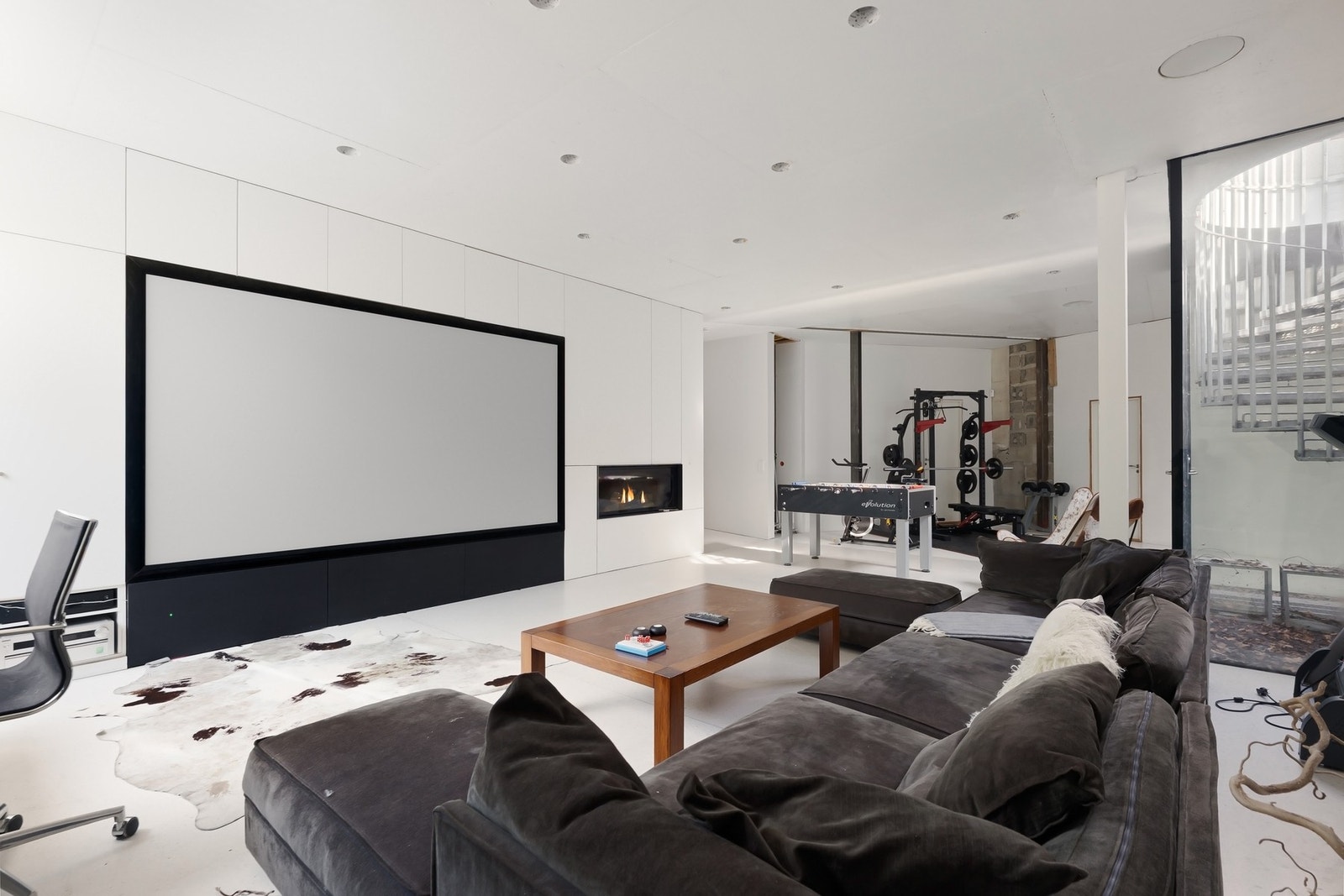 Kjelleretasjen byr på en kombinasjon av hygge, kinoopplevelser og trening. Galleribilde