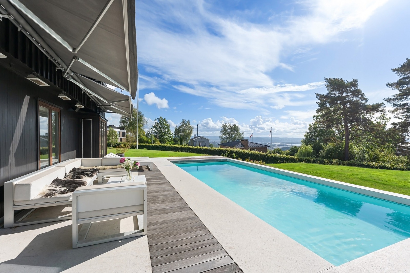 En sjelden utsiktseiendom på Ullern med stor tomt og svært attraktiv beliggenhet. Galleribilde