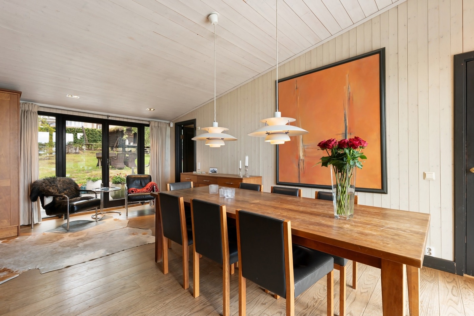 Plass til spisebord på kjøkkenet med direkte utgang til terrasse. Galleribilde