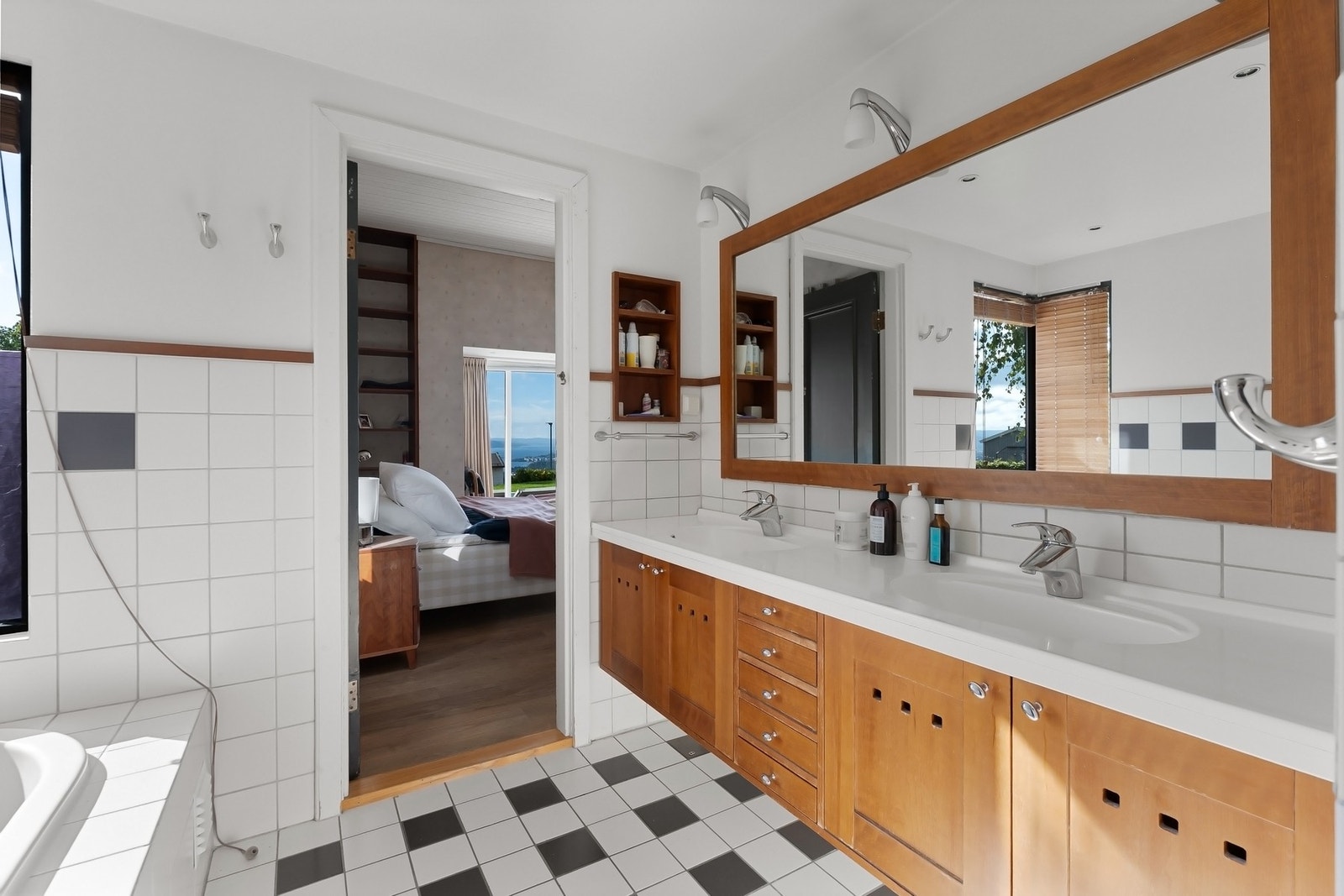 Badet er innredet med både dusj og badekar. Galleribilde