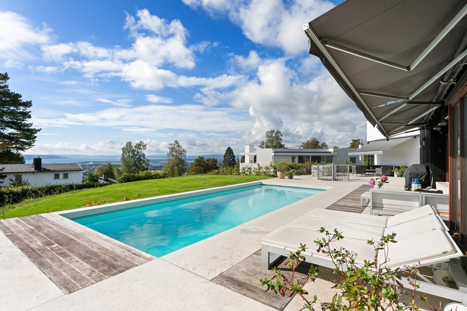 Eiendommen ligger høyt og fritt med nydelig utsikt mot fjorden i syd og vest. Galleribilde