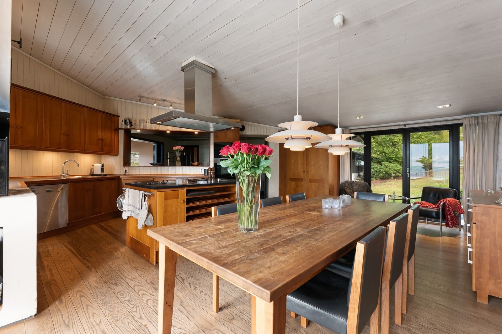 Innredningen har integrert stekeovn, koketopp med gassbluss og grillrist, samt opplegg for oppvaskmaskin. Galleribilde