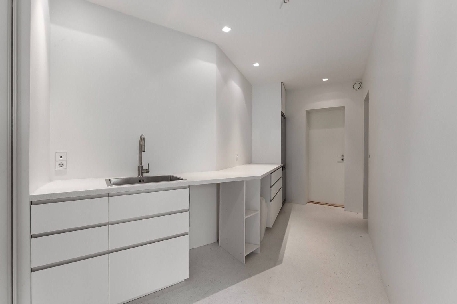 Vaskerom i kjelleretasje med rene linjer og god arbeidsflate. Galleribilde