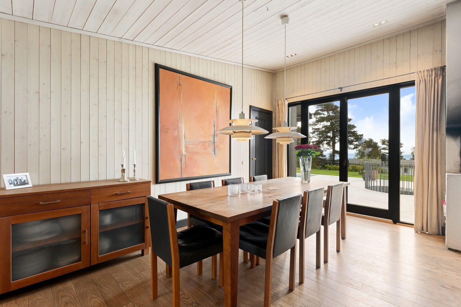 Kjøkkenet har i tillegg utgang til en terrasse mot bassengområdet. Galleribilde