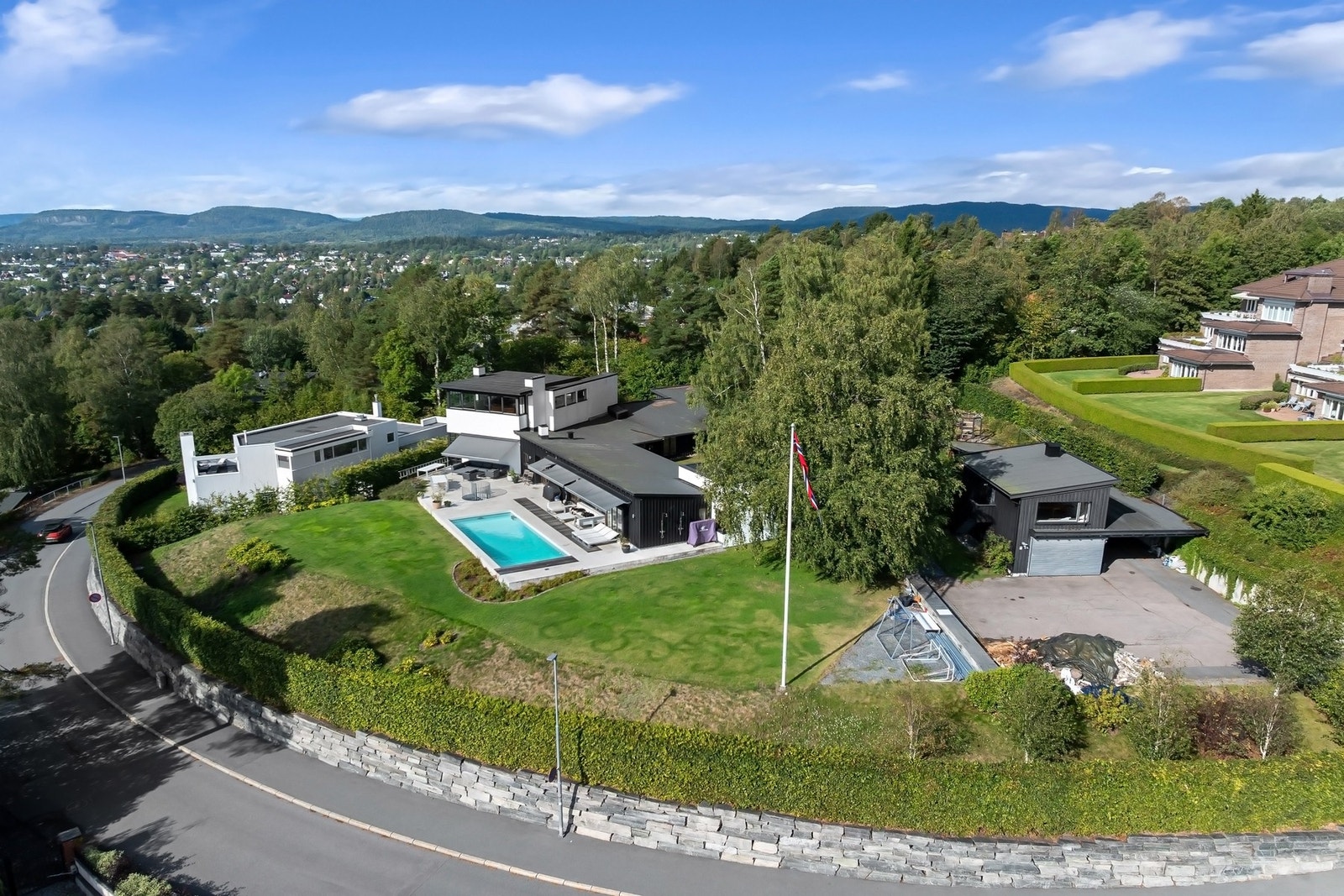 Hovedhuset ble reist på 1930-tallet og er senere tilbygget, påbygget og oppgradert. Galleribilde