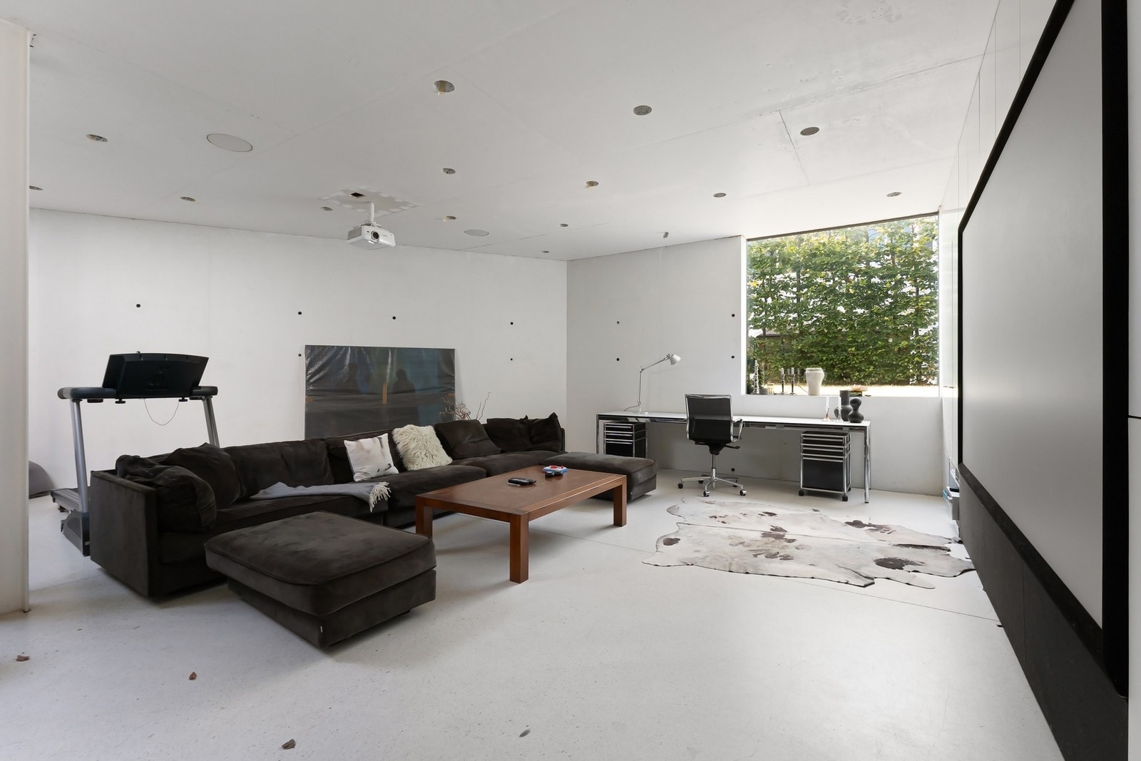 Funksjonell og stor underetasje med store vindusflater. Galleribilde