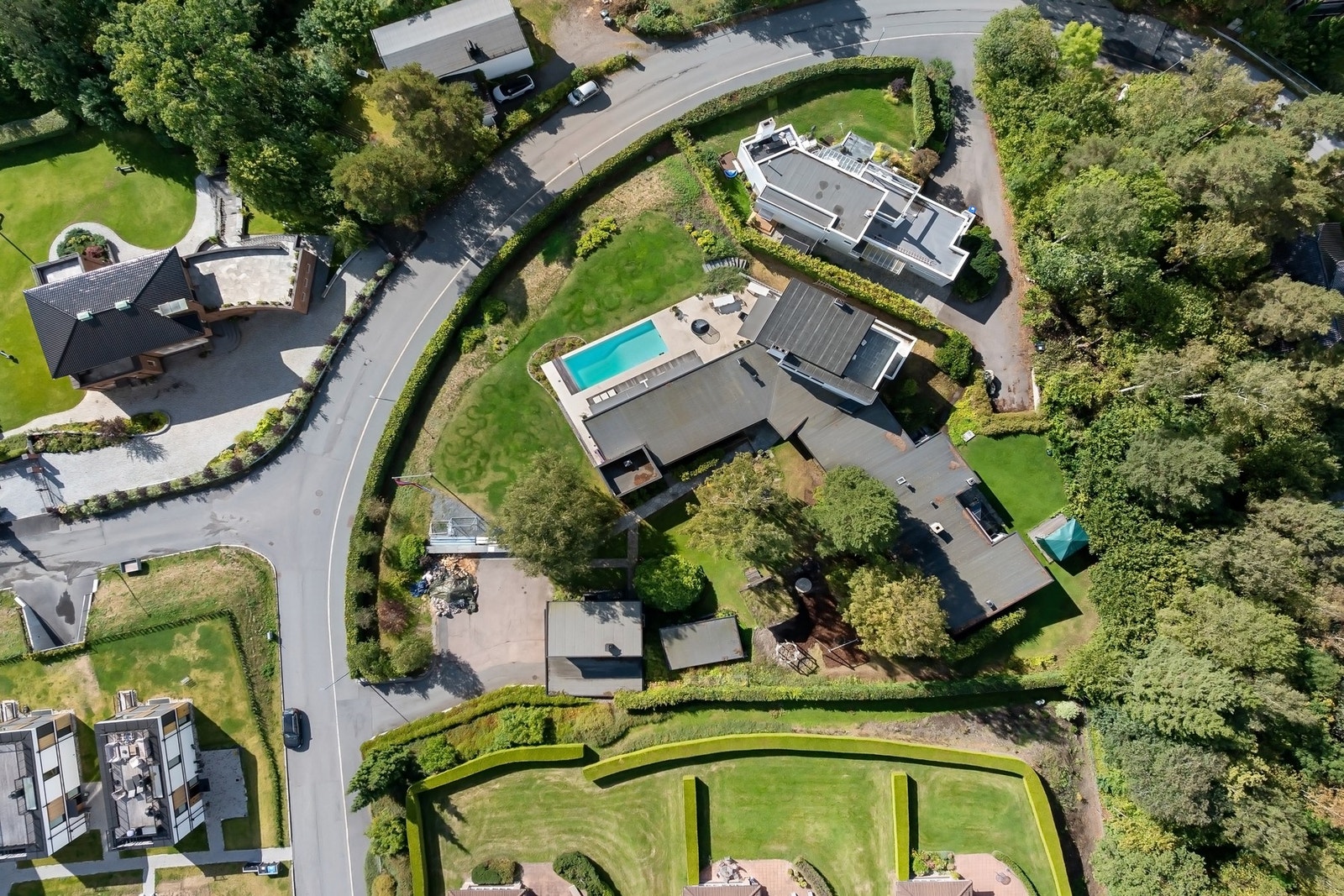 Ullernåsen regnes som et familievennlig og veletablert område, med et rikt utvalg av barnehager i nærheten og gangavstand til skoler. Galleribilde