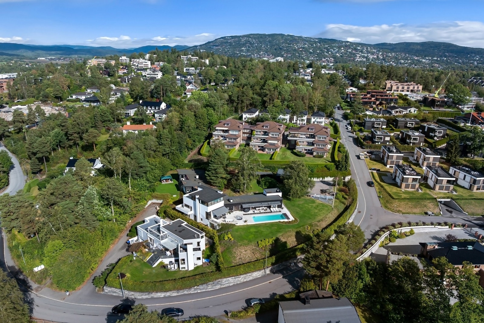 Eiendommen har en sjelden attraktiv beliggenhet på Ullernåsen, med et spektakulært utsikt over Oslo og fjorden. Galleribilde