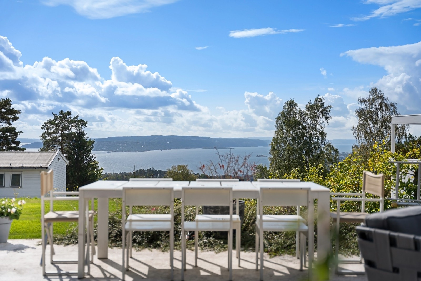 Nyt solnedgangen med plass til til sosiale sammenkomster. Galleribilde