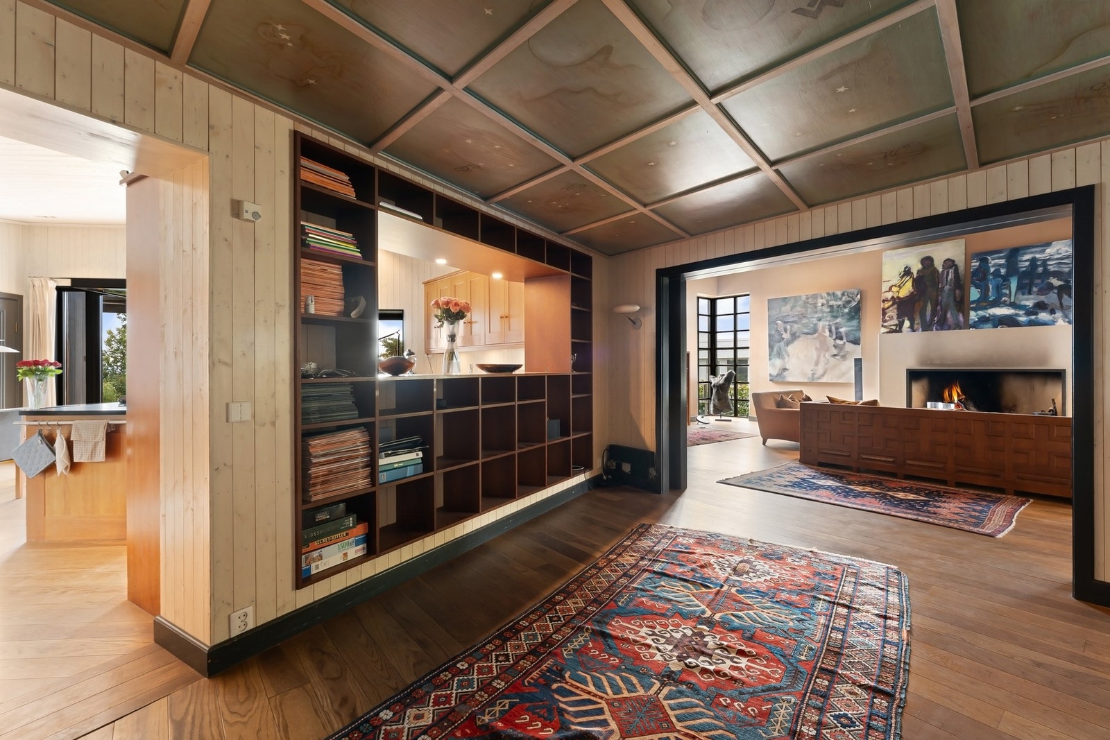 Rommet gir en naturlig overgang mellom kjøkken og stue. Galleribilde