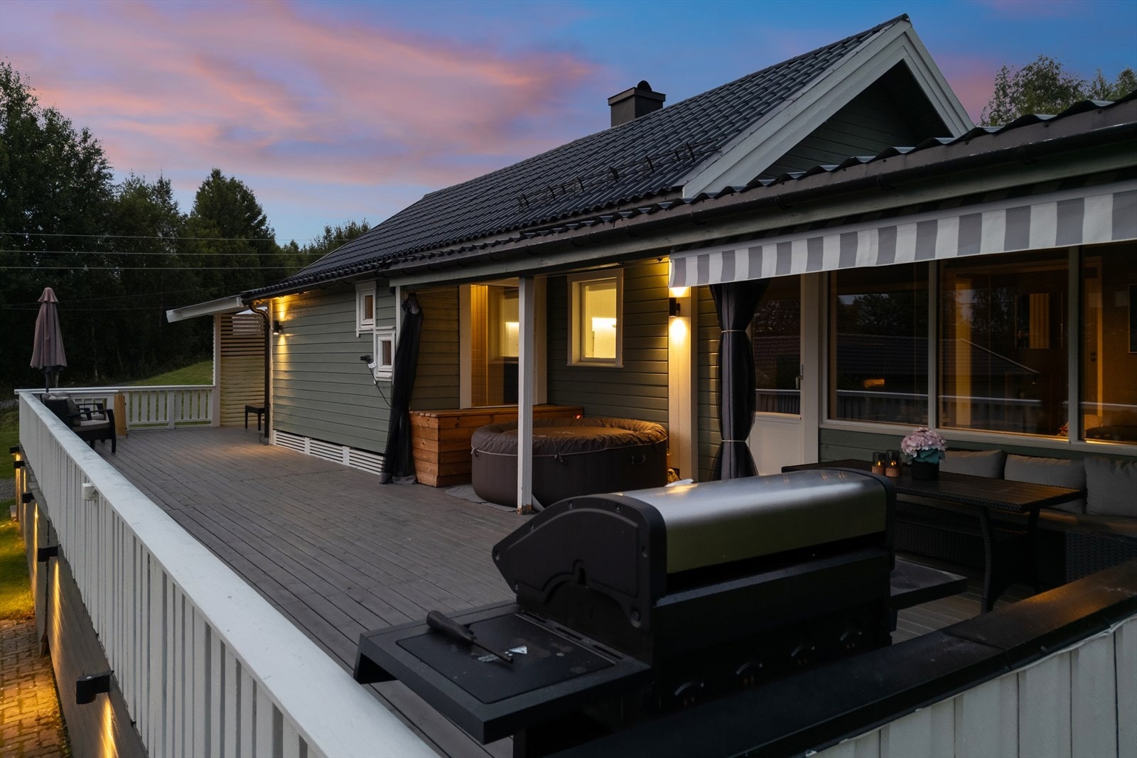 Terrassen byr på gode muligheter for å samle familie og venner Galleribilde