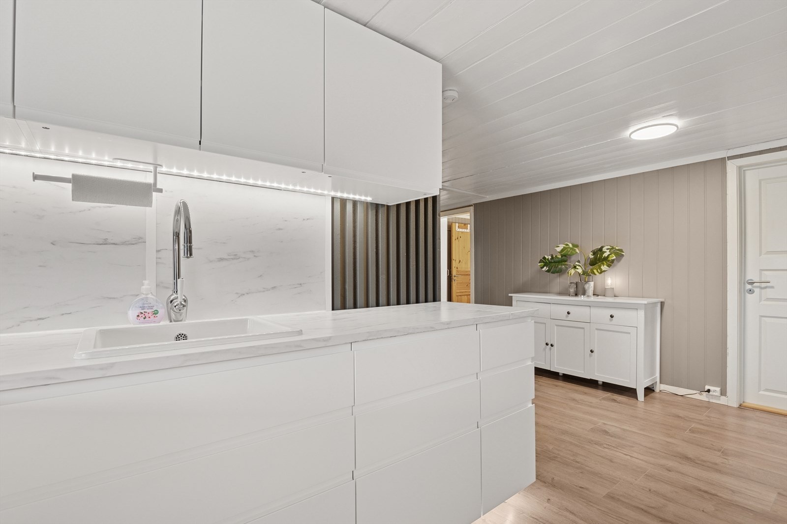 Kjøkkenet har lyse, glatte fronter som gir et moderne, stilrent uttrykk Galleribilde