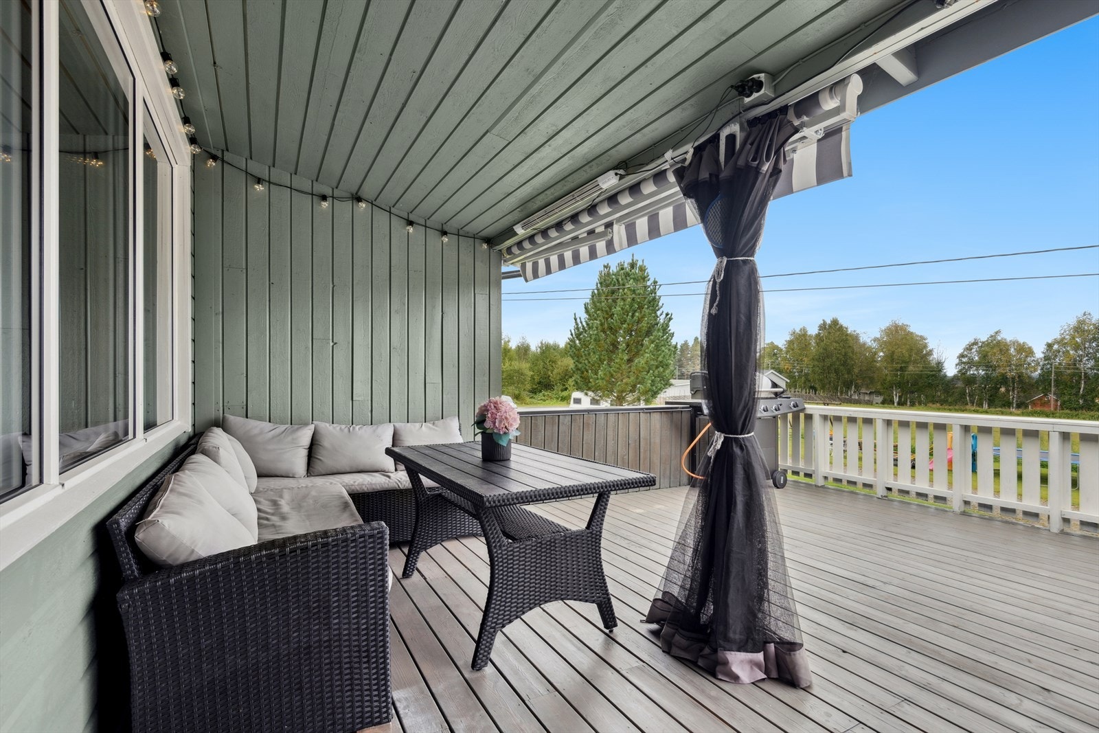 Romslig og delvis overbygget terrasse hvor man fint kan nyte sene sommerkvelder med godt selskap Galleribilde