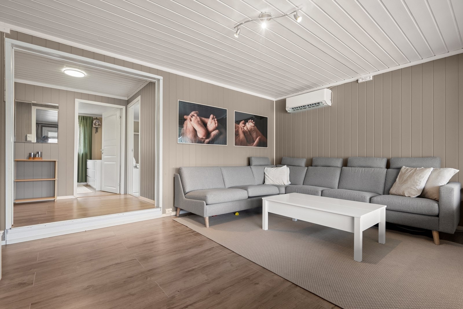 Stuen har rikelig med plass til sofa og mediemøblement. På stuen er det en nyere varmepumpe fra 2023 Galleribilde