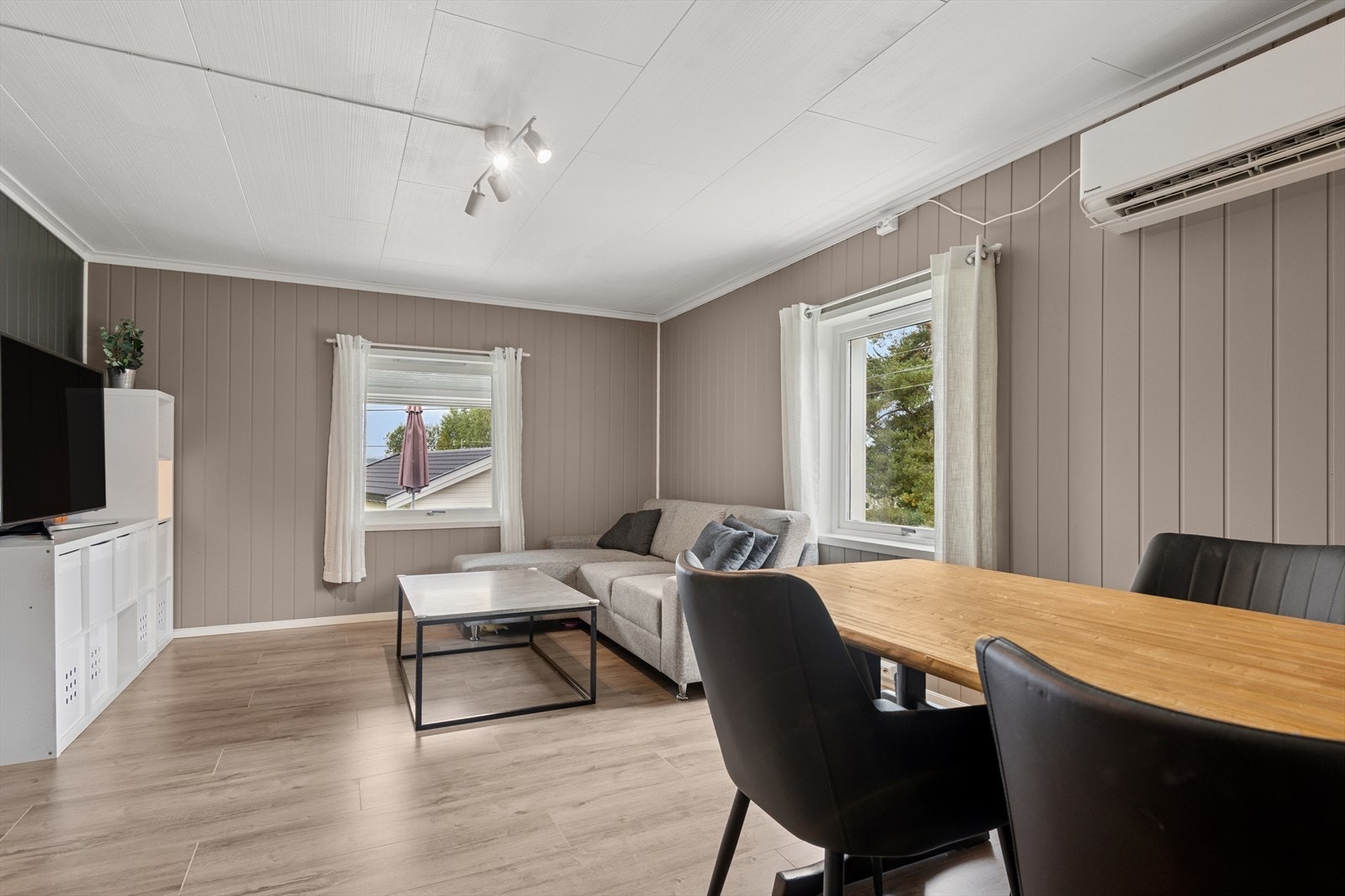 Spisestue/ TV-stue. TV-stuen har også ny varmepumpe fra 2023. Galleribilde