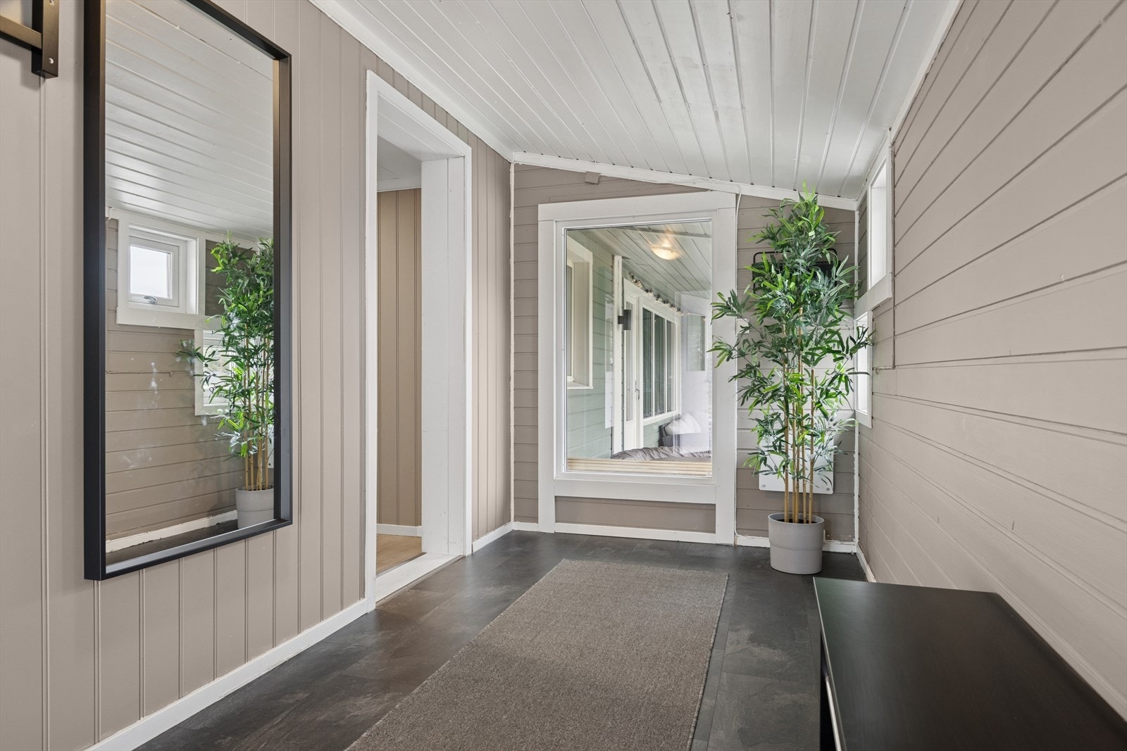 Entréen har rikelig med plass til å henge fra seg yttertøy og diverse Galleribilde