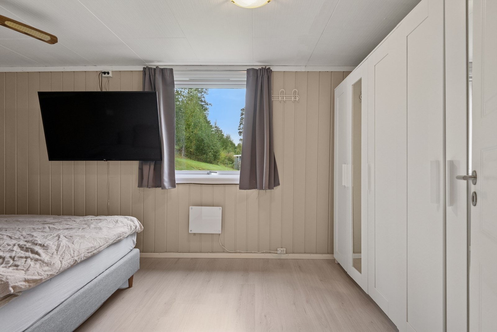 Hovedsoverommet er innredet med dobbeltseng og garderobeløsning Galleribilde