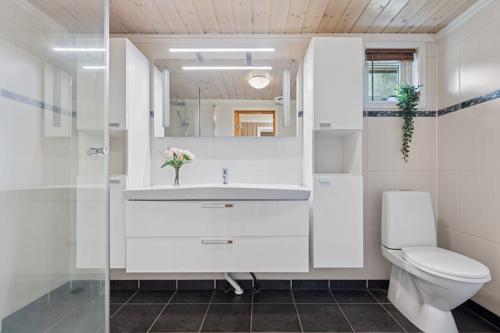 Baderommet har lys innredning i et moderne preg Galleribilde