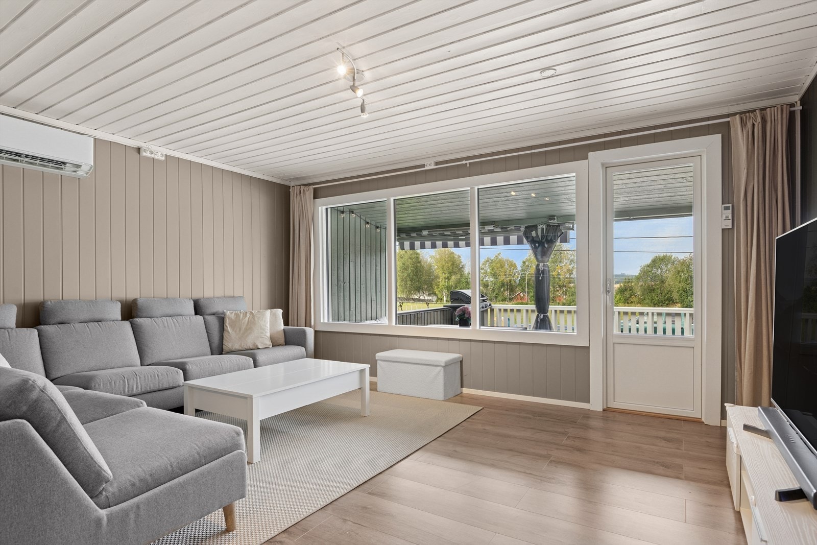 Stuen har også egen adkomst ut til delvis overbygget terrasse. Nye vinduer i stue fra 2025 som slipper inn rikelig med naturlig lys. Galleribilde