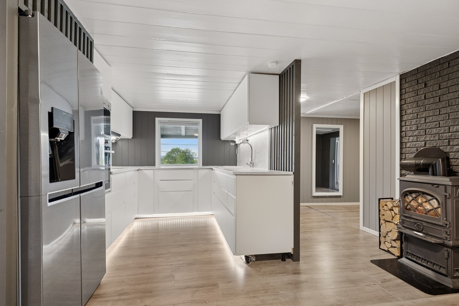 Kjøkken med lys og moderne innredning fra 2022 Galleribilde