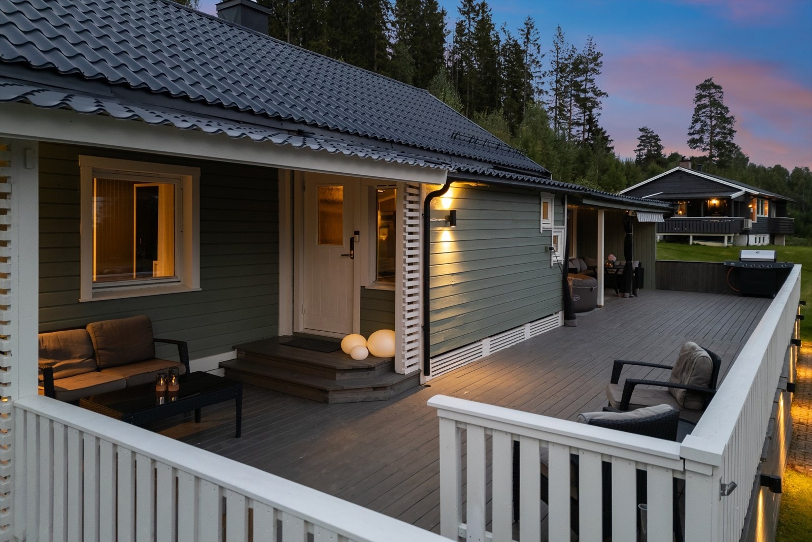 Et overbygget og innbydende inngangsparti ønsker deg velkommen inn i boligen Galleribilde