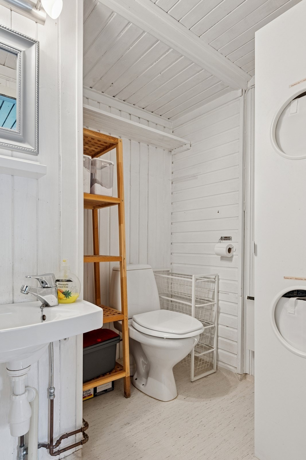 Vaskerom med toalett, servant og opplegg for vaskemaskin Galleribilde