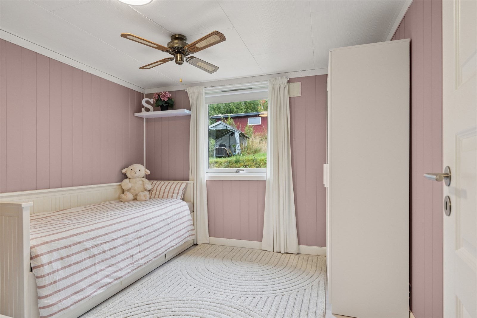 Soverom 2 er innredet med seng og garderobeskap Galleribilde