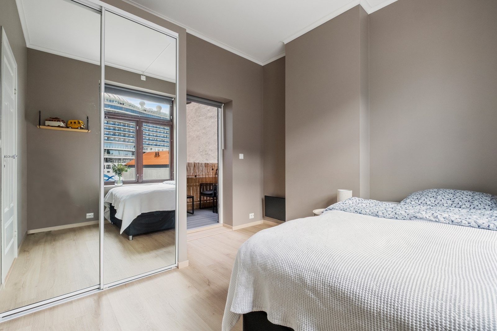 Soverom 2 - her er det også skyvedørsgarderobe samt utgang til balkong Galleribilde