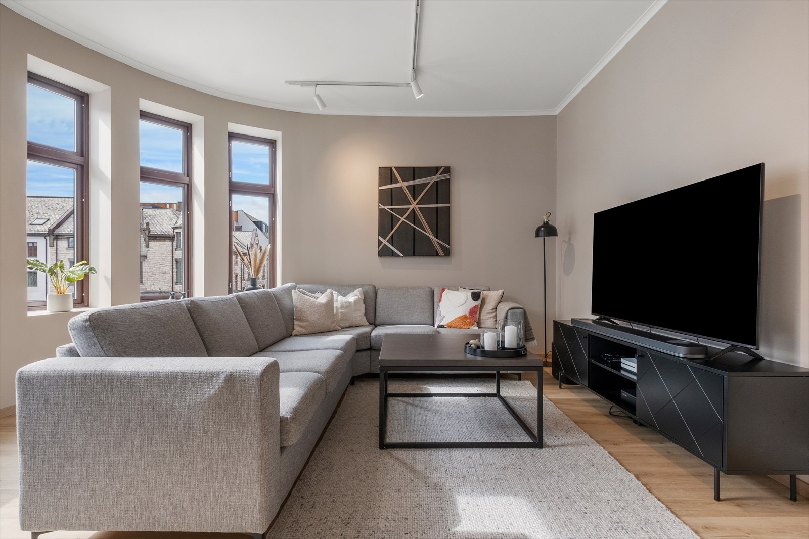 Luftig stue med god takhøyde, spotter i tak og splitter nytt gulv. Galleribilde