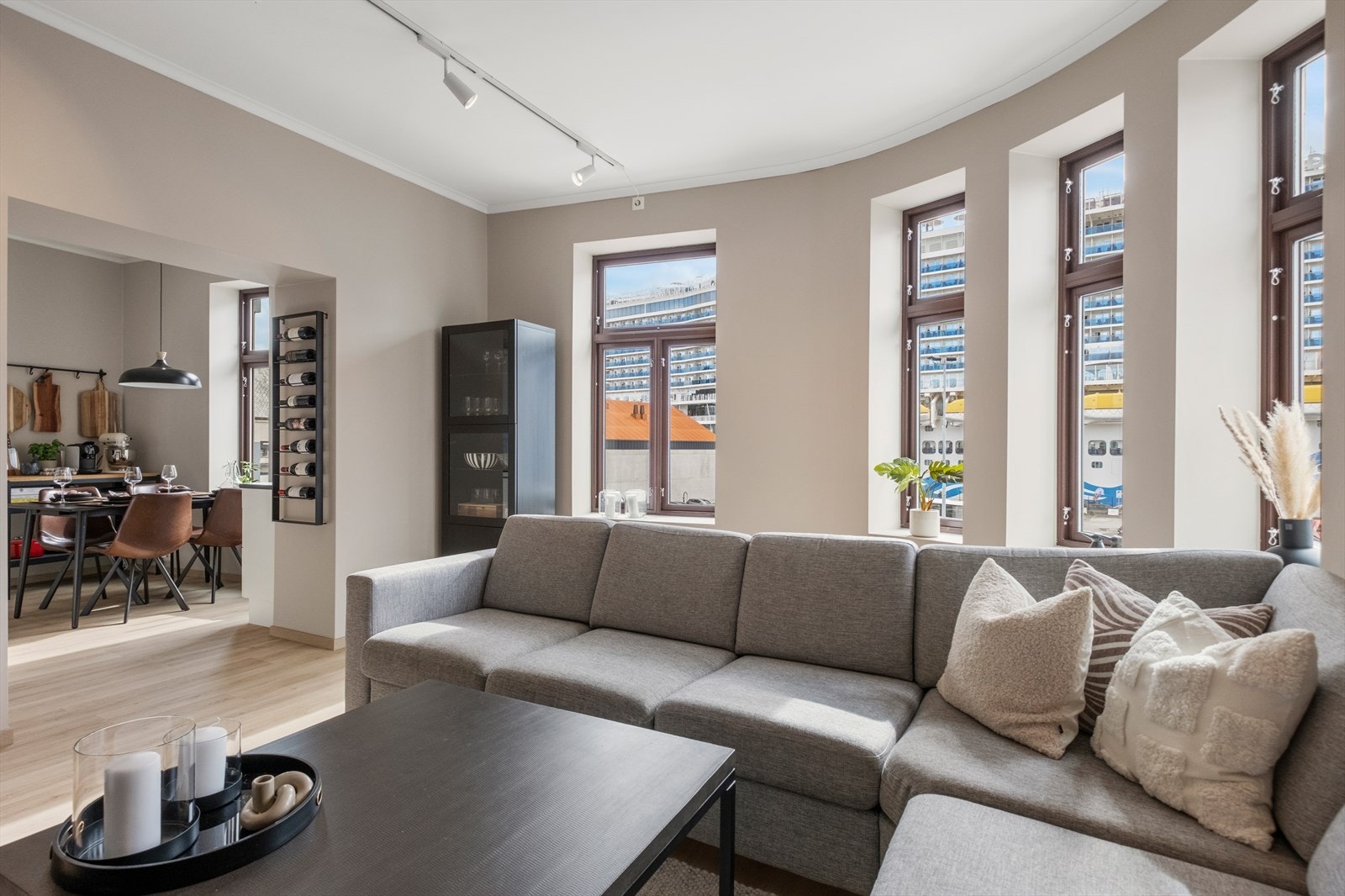 Luftig stue med god takhøyde, spotter i tak og splitter nytt gulv. Galleribilde