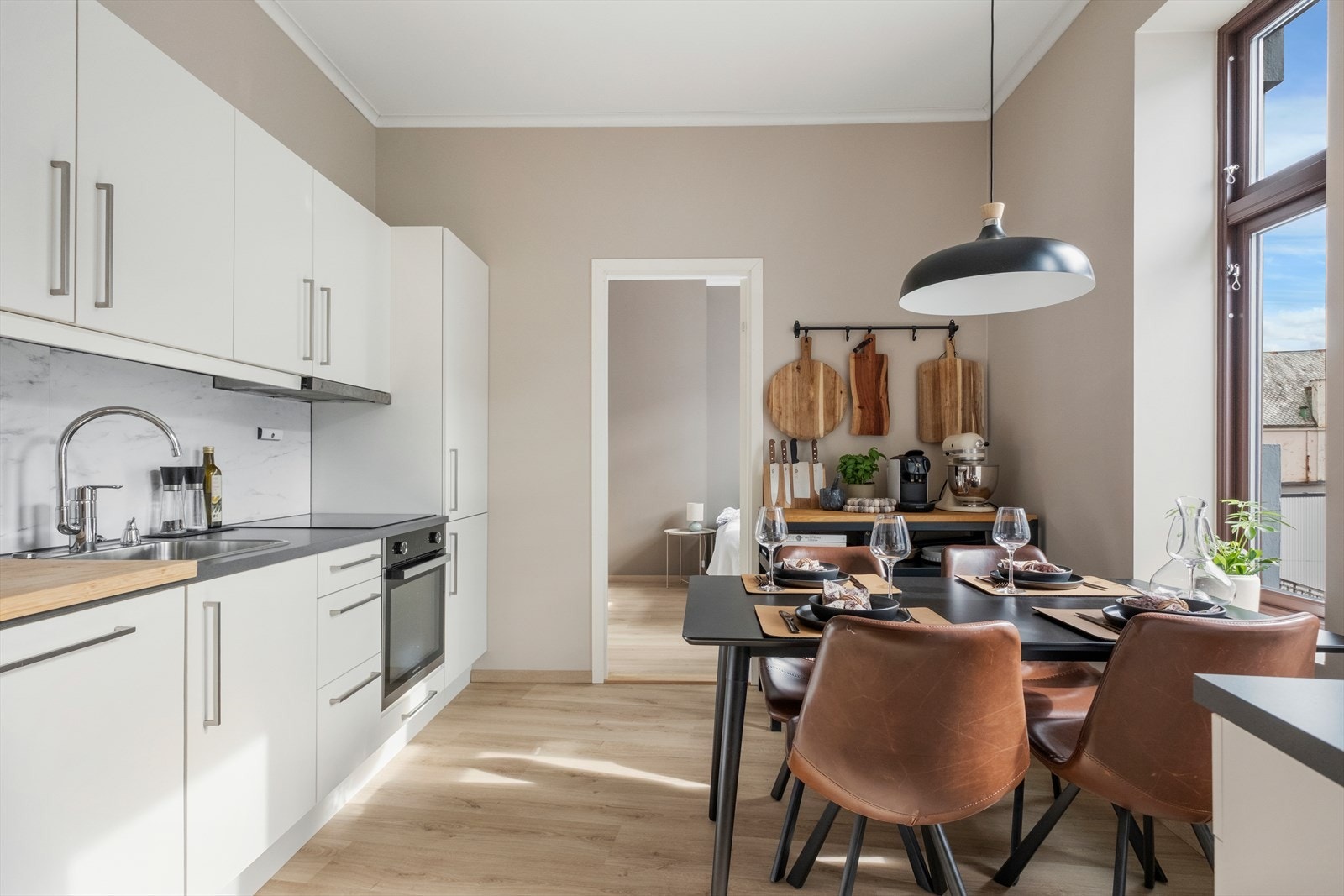 Pent og tidløst kjøkken fra HTH. Her er det integrerte hvitevarer og mye oppbevaringsplass. Galleribilde